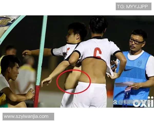 足球明星与绝世美女甜蜜接吻瞬间引发热议粉丝纷纷点赞羡慕不已